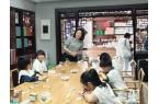 举办“以香传情·手作感恩”母亲节主题社教
